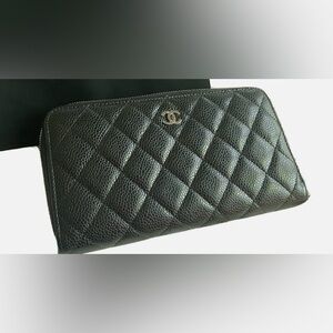 CHANEL rare authentic black leather Gusset zip wallet burgundy interior